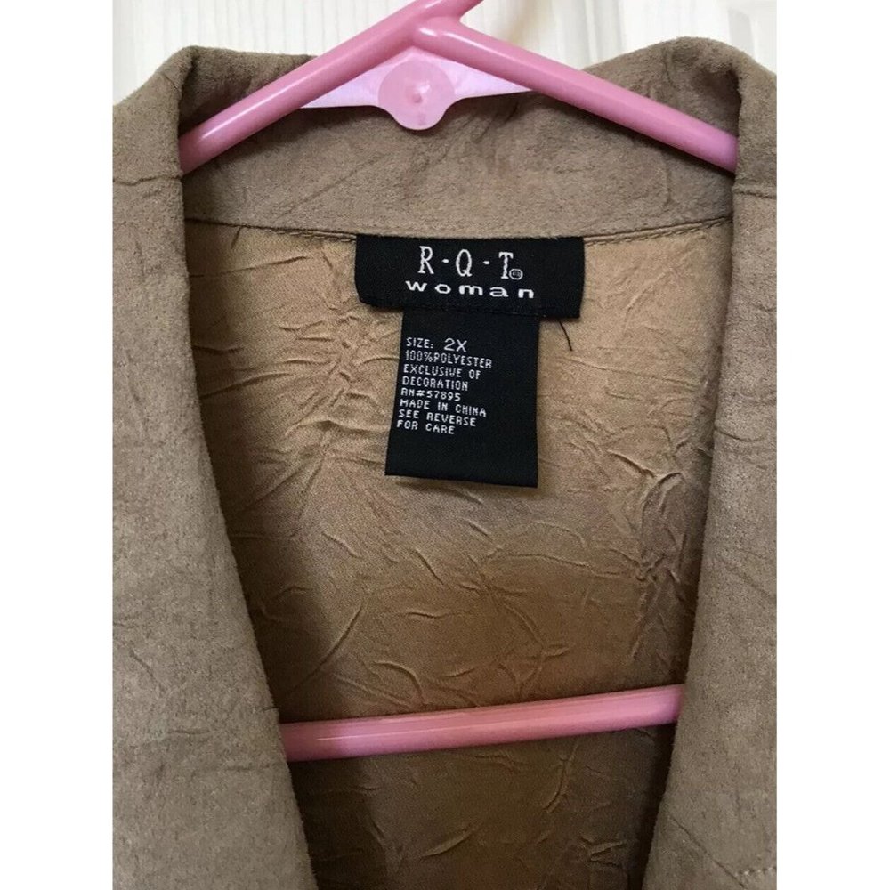 R-Q-T Woman Beige Tan Crinkle Size 2X Lined Blazer with Metal Accents - Picture 2 of 4